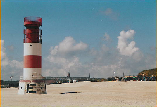 Leuchtturm Helgoland Düne, im Hintergrund der Leuchtturm Helgoland