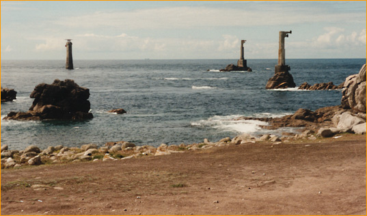 Leuchtturm Nividic, Frankreich (Bretagne), von der Ile d'Ouessant aus fotografiert