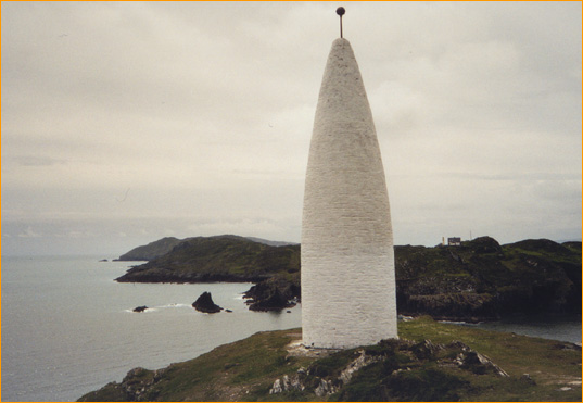 Leuchtturm Barrack Point im Hinterrund, im Vordergrund unbefeuerte Landmarke