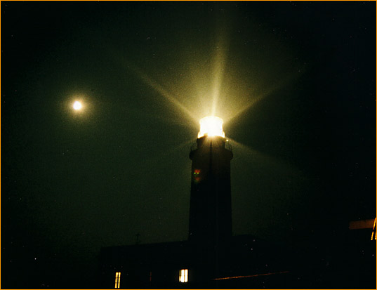 Leuchtturm La Mola bei Nacht